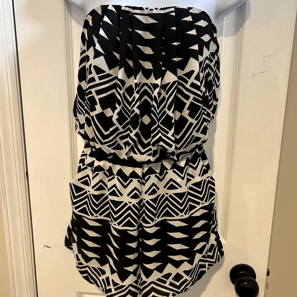 Black and white strapless romper with pockets.